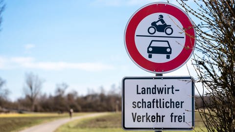 Schild "Landwirtschaftlicher Verkehr frei" – Wer darf hier fahren? | Wer darf mit dem Auto auf Feldwegen fahren?