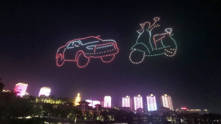 6. Mai: Fahrzeuge am himmlischen Firmament? Ja, Sie sehen richtig. Über 500 Drohnen schweben leuchtend über dem Xinglong-See in China und bilden ein Muster in Form eines Autos und Mopeds ab.