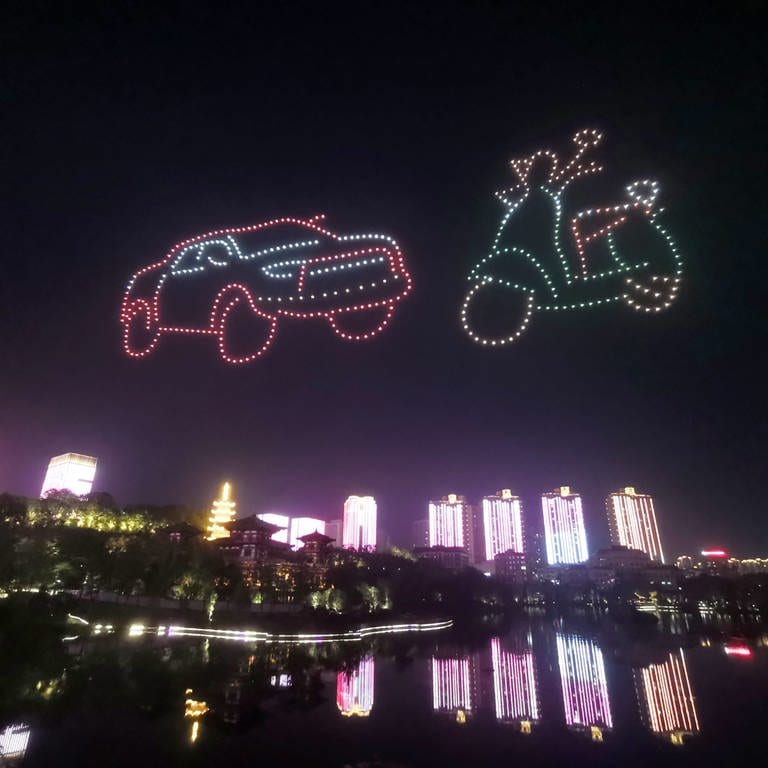 6. Mai: Fahrzeuge am himmlischen Firmament? Ja, Sie sehen richtig. Über 500 Drohnen schweben leuchtend über dem Xinglong-See in China und bilden ein Muster in Form eines Autos und Mopeds ab.