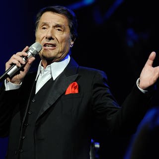 Sänger und Entertainer Udo Jürgens singt bei einem Konzert auf der Bühne (Aufnahme von Anfang Dezember 2012).