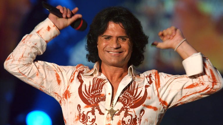 Costa Cordalis wäre 80: Der Sänger von "Anita" lächelnd mit erhobenen Armen auf der Bühne