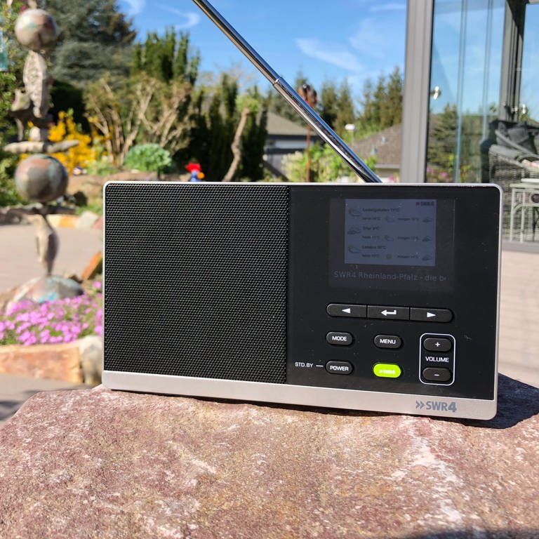 Digitalradio steht auf einer Terrasse bei Sonnenschein
