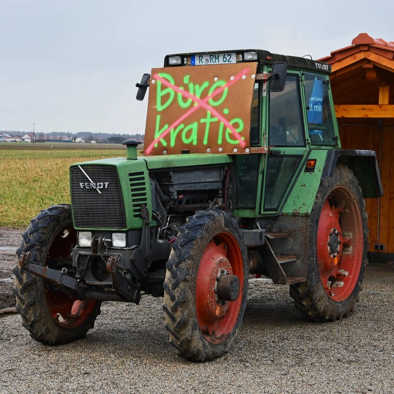 Traktor mit Protestplakat. Bauern klagen über zu viel Bürokratie in der Landwirtschaft.