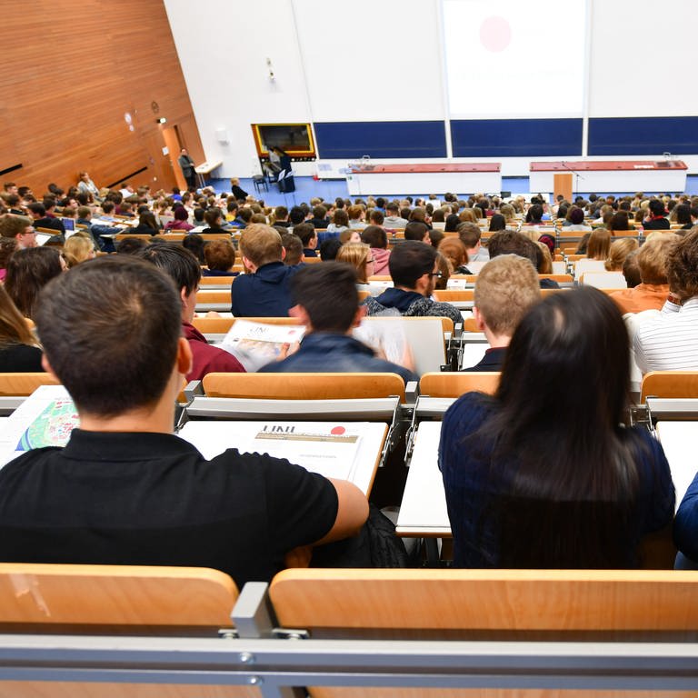 Studenten sitzen an der Universität Heidelberg in einem Hörsaal.