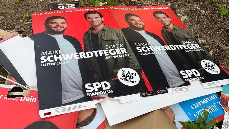 Abgerissene Wahlplakate der SPD Mannheim auf dem Boden