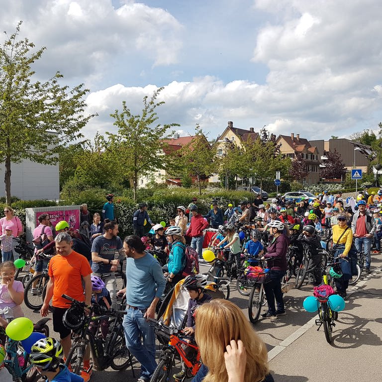 Rund 300 Kinder und Eltern beteiligten sich am Samstag (4.5.) in Heidenheim an einer Fahrraddemo.