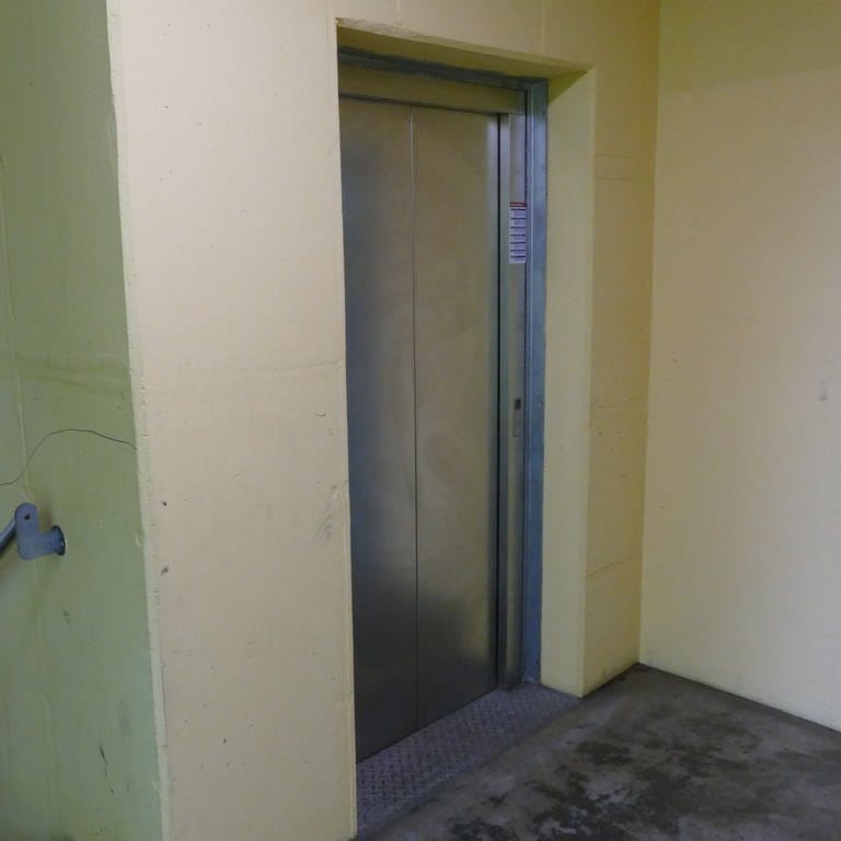 Das Parkhaus in Ellwangen: Mehr als 20 Jahre nach der Eröffnung ist der Aufzug nicht mehr zu reparieren - Wildpinkler haben ihn mit ihrem Urin zerstört.