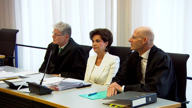 Erwin Müllers Ehefrau Anita zusammen mit ihren beiden Anwälten vor der Zivilkammer das Landgerichts Ulm