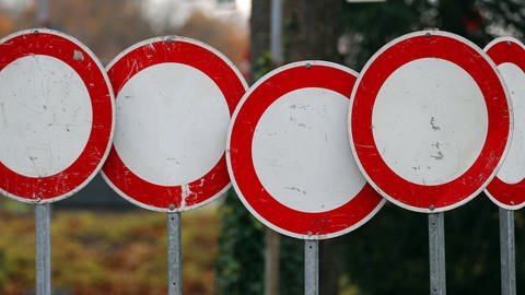 Verkehrsschilder "Durchfahrt verboten" stehen an einer Straße. (Symbolbild)