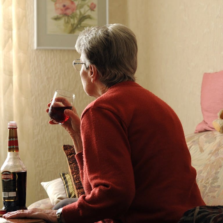 Alkohol und Tabletten, warum die Suchtgefahr für ältere Menschen groß ist.