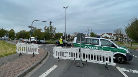 Die Polizei lässt niemanden mehr in die Koblenzer Straße einbiegen. Die Straße ist gesperrt.