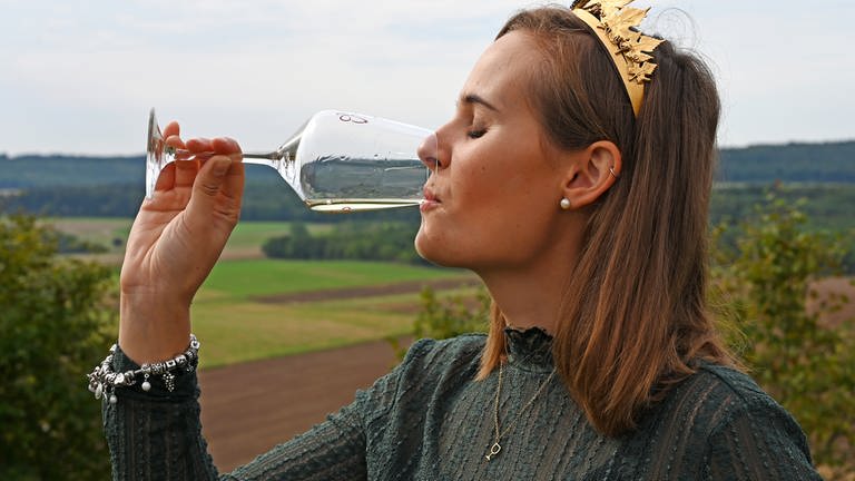Die ehemalige rheinhessische Weinkönigin Eva Müller trinkt einen Silvaner-Wein.